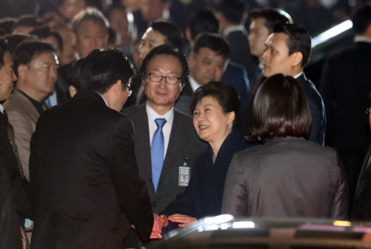 박 전대통령 사저로 퇴거… 헌재판결 승복 메시지 없었다