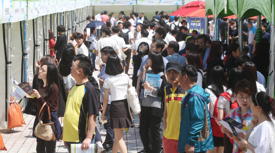 붐비는 채용박람회