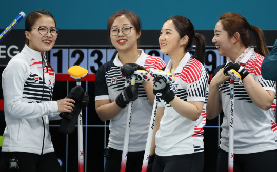 [올림픽] `영미야 청소기 광고찍자` 여자컬링 응원 열기 속 결승전