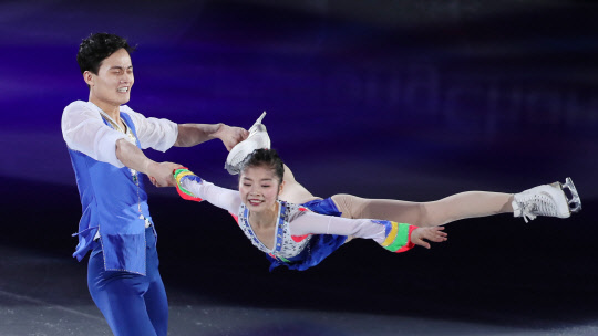 [올림픽] 아리랑과 K팝, `반갑습니다`가 어우러진 은반…`굿바이` 갈라쇼