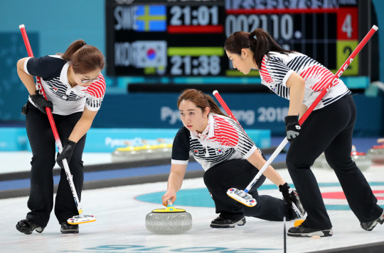 여자컬링, 스웨덴에 패해 은메달…`사상 첫 메달`