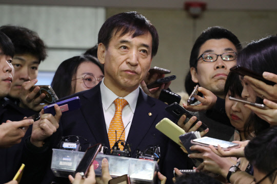 질문에 답하는 이주열 총재