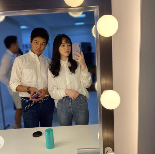 가족사진 촬영 전 거울 셀카