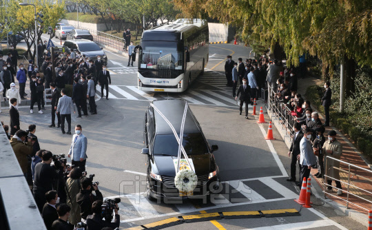 [포토] 장례식장 떠나는 고 이건희 삼성그룹 회장 운구차량