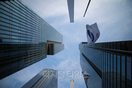 [포토] 조기 게양된 삼성전자 서초사옥
