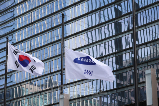 [포토] 조기 걸린 삼성전자 서초사옥