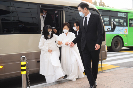 화성사업장 임직원 3000송이로 2㎞ 국화 길 `눈물의 배웅`