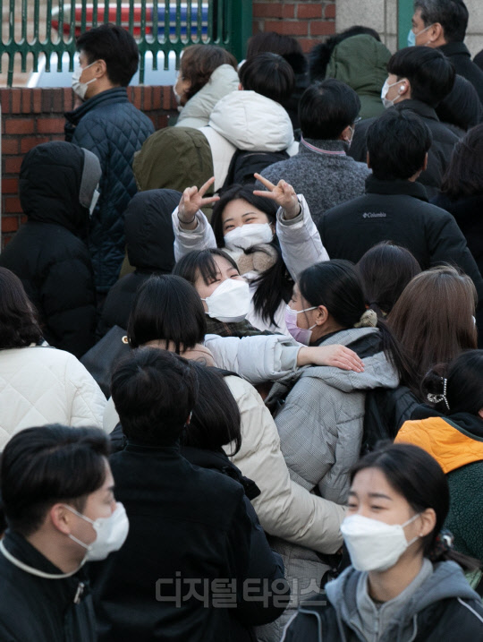 [포토] 코로나 수능 마친 밝은 표정의 수험생들