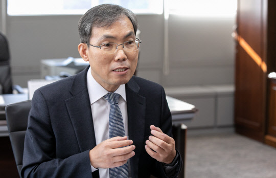 [데스크가 묻는다] 30여년 한우물 이론·실무 겸비 `저작권 전문가`