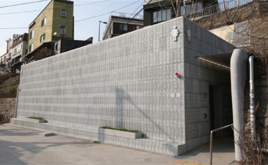 [자치 열전] 용산구 이태원 1·3 공중화장실 새단장…신소재 `슬래스틱` 활용