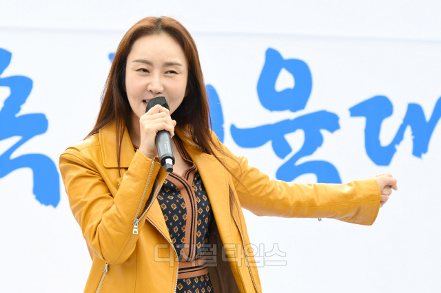 [포토] 열창하는 가수 이하린 | 디지털타임스