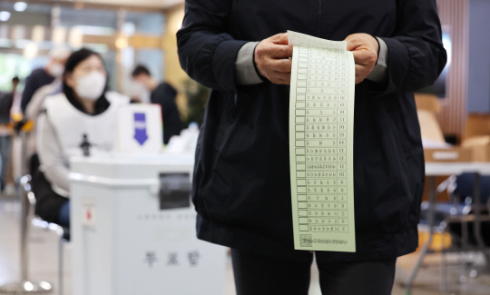 범야권 200석이라더니…‘거액 쓴’ 지상파 출구조사, 예측 빗나간 이유