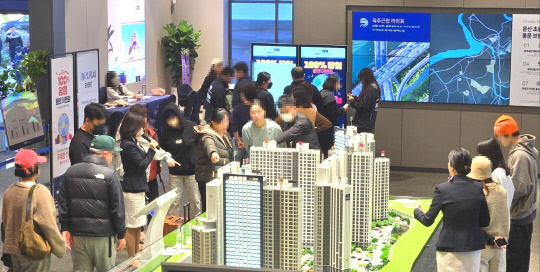 동문건설, `파주 문산역 3차 동문 디 이스트 센트럴` 견본주택 `북적북적`