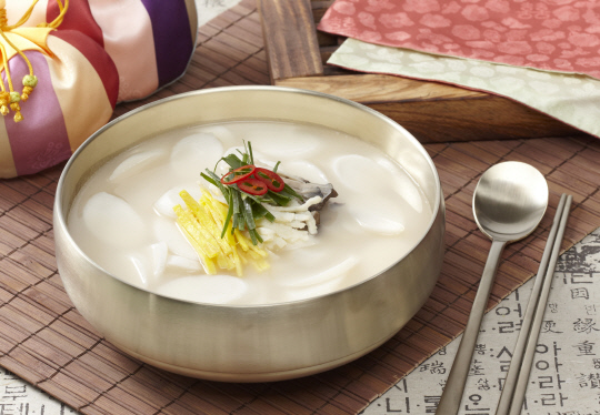 [정래연의 요리조리] 떡국에 만두 넣는다 vs 안넣는다... 지역마다 다른 `떡국`