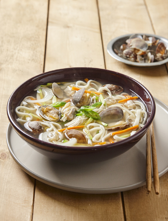 [정래연의 요리조리] 칼칼하고 시원한 국물에 칼국수 후루룩