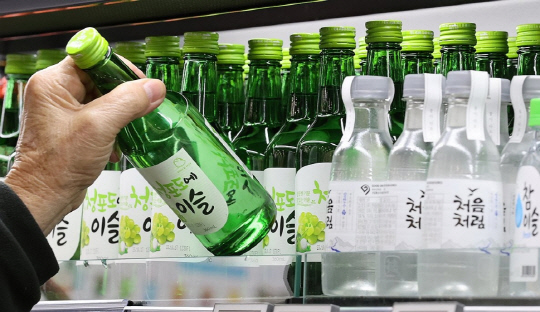 [정래연의 요리조리] 초록병 소주 한 잔에 인생도 `짠`